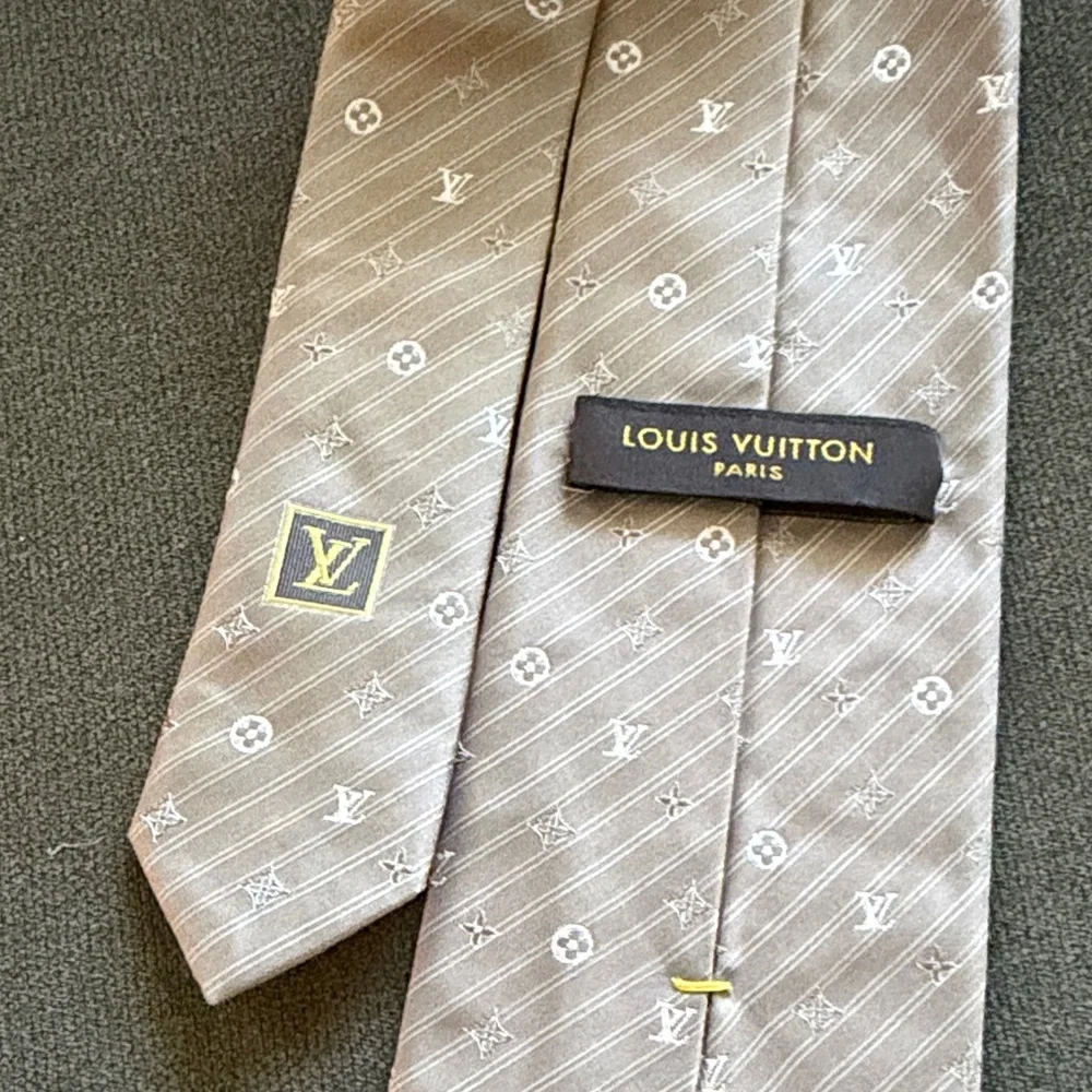 Louis Vuitton Tie with subtle logo - Picture 3 of 6